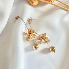 𝐹𝑙𝑜𝑤𝑒𝑟 𝑏𝑎𝑙𝑙 𝑝𝑖𝑒𝑟𝑐𝑒 フラワー　トレンド　ゴールド　ピアス　イヤリング　ニュアンス　華やか　揺れる　大人　シンプル　花　淡色　結婚式　お呼ばれ　ウェディング