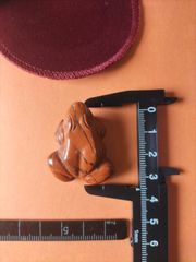 天然石 赤碧玉(レッドジャスパー)の カエル の置物です。巾着袋付き！