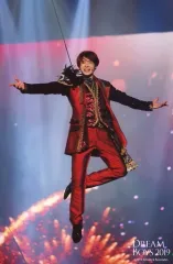 【中古】生写真(ジャニーズ) King ＆ Prince/岸優太/ライブフォト・全身・衣装赤・黒・両手広げ・左足曲げ・宙吊り・2Lサイズ/「DREAM BOYS 2019」ステージフォト 第1弾