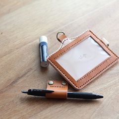 IDカードホルダー レザー ペンホルダー付 T-3 キャメル 縦横対応 社員証ケース 革【受注生産14日前後】