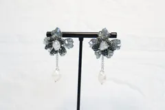 パール＆クリスタルフラワーピアス｜エレガントな輝きとモダンなデザインが魅力｜パーティーやプレゼントにもおすすめ