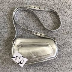 illigo（イルリゴ）シグニチャー ミニバッグ シルバー illigo（イルリゴ）シグニチャー ミニバッグ シルバー - メルカリ