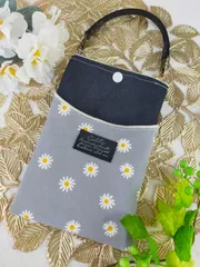 マーガレットのお花とデニムのスマホショルダー ハンドメイド ポシェット ショルダーバッグ サコッシュ 斜め掛け　スマホケース　北欧