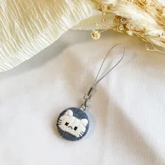 【ハンドメイド 猫 モチーフ 刺繍 くるみボタン キーホルダー ストラップ】白猫 布小物 猫雑貨 猫小物 スマホストラップ ペット 動物