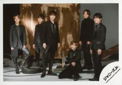【中古】生写真(ジャニーズ) SixTONES/集合(6人)/横型・全身・衣装黒・目線左・笑顔・京本座り/「少年たち To be!」グッズオフショット/公式生写真