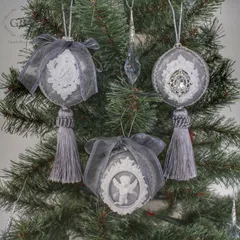 オーナメント　ボール　飾り　装飾　クリスマス　ツリー　フレンチシック　シャビーシック　フレンチシャビー　フレンチ調　エレガント　アンティーク　アロマストーン　石膏　タッセル　リボン　天使　エンジェル　アラベスク　フラワー　グレー　白　ホワイト　イルミネーション