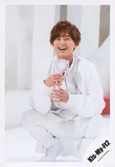 【中古】生写真(ジャニーズ) Kis-My-Ft2/藤ケ谷太輔/全身・しゃがみ・衣装白・両手曲げ・笑顔・背景白/シングル「君、僕。」MV＆ジャケ写オフショット/公式生写真 