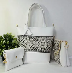 【裁縫ストア・ボヌール】大人かわいい　インド刺繍リボン花柄　金色ラメ入り　ブラック/ホワイト　合成皮革マドンナ　ホワイト　トートバック　ポーチ/サコッシュ　ミニポーチ　ショルダーバッグ　ハンドバッグ　ハンドメイド　ショルダーストラップ付き / №500-507