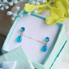 ネオンブーアパタイトの小さな宝石ピアス