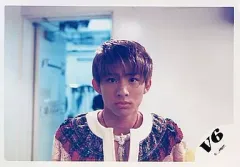 【中古】生写真(ジャニーズ) V6/三宅健/横型/バストアップ/鳥のネックレス/背景扉