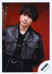 【中古】生写真(ジャニーズ) SixTONES/松村北斗/上半身・衣装黒・左手後ろ・カメラ目線・背景赤/Johnnys’ ISLAND STORE グッズオフショット’20夏/公式生写真