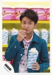 【中古】生写真(ジャニーズ) 嵐/大野智/上半身・衣装緑・両手にポップコーン・目線右/公式生写真