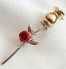 ☆薔薇の花をモチーフにした小ぶりでエレガントなブローチ