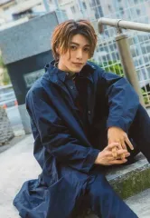 【中古】生写真(男性) 立石俊樹/膝上・座り・衣装紺・両手組み・顔右傾け・階段・屋外/「JUNON 2019年2月号×コンビニプリント」生ブロマイド