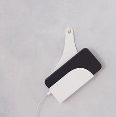 壁掛けスマホキーパー [ YURIKAGO ] 壁掛けピンフック付き スマホ収納 便利 省スペース 玄関 浴室 壁 おしゃれ 装飾 雑貨 Wall-mounted smartphone keeper [YURIKAGO] with pin hook