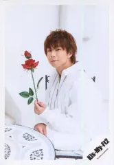 【中古】生写真(ジャニーズ) Kis-My-Ft2/北山宏光/膝上・座り・衣装白・左手薔薇・左向き・カメラ目線/シングル「君、僕。」MV＆ジャケ写オフショット/公式生写真 