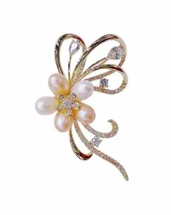 【在庫】ジルコンリボン淡水真珠桜花ブローチ ダイモンド淡水パール花コサージュ入学式卒業式結婚式冠婚葬祭お洒落な胸飾り お誕生日記念日母の日クリスマスなど女性母への贈り物 ギフトケース付き