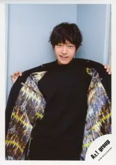 【中古】生写真(ジャニーズ) Aぇ! group/佐野晶哉/膝上・衣装黒・黄色・両手衣装広げ・口開け・カメラ目線/「関ジュ 夢の関西アイランド 2020 in 京セラドーム大阪 ～遊びにおいでや!満足 100%～」グッズオフショット/公式生写真