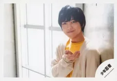 【中古】生写真(ジャニーズ) 少年忍者/豊田陸人/横型・衣装ベージュ.黄色・右手胸・壁に寄りかかり/Johnnys’ ISLAND STORE オリジナルフォト/公式生写真