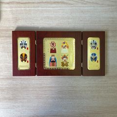 中国の伝統的な「京劇」の仮面を描いた装飾品
