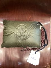 新品 未使用 タグ付き MONCLER モンクレール ダウン ポーチ カーキ セカンドバッグ 財布 ウォレット