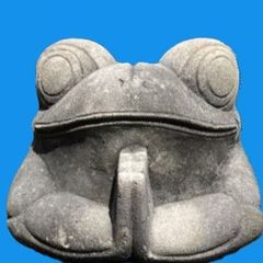 バリ島の石像。「お祈りする カエル像」展示品 につき１点限り。＊店頭までご来店の上、現状でのお渡しが条件となります。