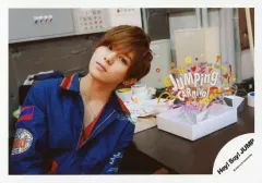 【中古】生写真(ジャニーズ) Hey! Say! JUMP/山田涼介/横型・バストアップ・衣装青・つなぎデニム・赤・体斜め・ビックリ箱「JUMPing CARnival」/15夏 コンサートパンフ＆グッズ撮影オフショット/公式生写真