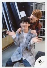 【中古】生写真(ジャニーズ) 関西ジャニーズJr./西畑大吾・向井康二/膝上・衣装グレー.赤・チェック柄・向井両手パー・座り・西畑口開け/「関西ジャニーズJr. LIVE 2018 Fall in LOVE ～秋に関ジュに恋しちゃいなよ～」グッズオフショット/