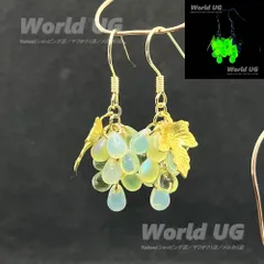 ウランガラス 白ブドウピアス サージカルステンレス 長さ22mm 重さ2.4g×2