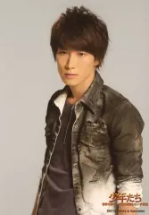 【中古】生写真(ジャニーズ) Snow Man/渡辺翔太/上半身・衣装黒白・体左向き・目線左・背景グレー/少年たち 世界の夢が...戦争を知らない子供達