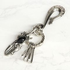 キーホルダー キーリング おしゃれ メンズ カギ 鍵 ホルダー フック 携帯 釣り針 ツリバリ ベルト 羽 装飾 金属 アンティーク かっこいい