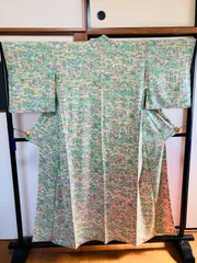 着物 小紋 正絹 / 緑色系 グリーン系 / 草花文 家(ヨーロッパ風) 身丈約150.5cm 裄丈約65.5cm 袖幅約48.5cm 後幅29cm 前幅23cm TCS着物 W43