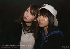 【中古】生写真(AKB48・SKE48) 太田夢莉・吉田朱里/横型・バストアップ・衣装白・黒・帽子・絆創膏/太田夢莉卒業記念グッズ「太田夢莉 卒業記念アルバム」封入生写真のサムネイル