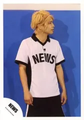 【中古】生写真(ジャニーズ) NEWS/手越祐也/膝上・衣装白.黒・右向き・背景青・両手下/公式生写真