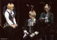 【中古】生写真(男性) 輝山立(師走駆)・仲田博喜(弥生春)・上仁樹(皐月葵)/ライブフォト・横型・膝上・ウサギ耳・仲田座り・キャラクターショット/Rabbits Kingdom/「『ツキステ。』『S.Q.S』合同メモリアルストアinアニメイト」ツキステ。メモ