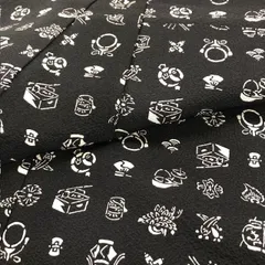 ［きものキレイ］小紋（単衣）黒　かんざし　キセル　鏡　鼓　着丈152cm　裄丈64.5cm　絹　リユース　　K038