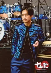 【中古】生写真(ジャニーズ) 関ジャニ∞/錦戸亮/上半身・衣装青・黒・左手曲げ・目線左・後ろドラムセット/「関ジャニ∞ 15周年記念ドームツアー 十五祭」ここにしかないフォトセット