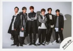 【中古】生写真(ジャニーズ) SixTONES/集合(6人)/横型・全身・衣装白・黒・横並び・目線右・ジェシー腕組み・背景白/「アーティスト写真撮影」オフショット/公式生写真