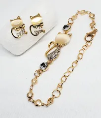 猫のピアス　ブレスレット　セット　ゴールド　パール色　チェーン