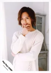 【中古】生写真(ジャニーズ) Hey! Say! JUMP/岡本圭人/上半身・衣装白・右手顎・左手お腹・カメラ目線・背景白/16-17冬 コンサートグッズ撮影/公式生写真