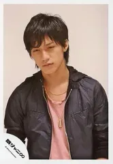 【中古】生写真(ジャニーズ) 関ジャニ∞/錦戸亮/上半身・ジャケット黒・インナーピンク・ネックレス・目線左下/公式生写真