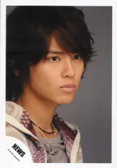 【中古】生写真(ジャニーズ) NEWS/手越祐也/顔アップ・衣装グレー・ベージュ・右向き・背景グレー/公式生写真