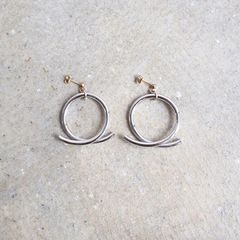 Ouca（ウーサ）ピアス／独創的でしなやかなフォルムにこだわったピアスコレクション/シルバーL型ピアスラージ