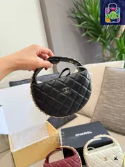 【今日特価】Chanel シャネル 23c フープバッグ シリーズ チェーンで肩掛け可能なデザインが特徴