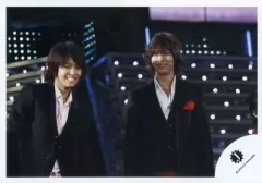 【中古】生写真(ジャニーズ) NEWS/山下智久・手越祐也/横型・ライブフォト・上半身・衣装黒・シャツ白・笑顔/公式生写真