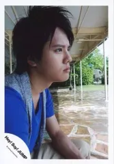 【中古】生写真(ジャニーズ) Hey! Say! JUMP/岡本圭人/膝上・座り・衣装青・体右向き・目線右・屋外/公式生写真