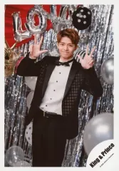【中古】生写真(ジャニーズ) King ＆ Prince/岸優太/膝上・衣装黒.白・両手指3本立て・カメラ目線・風船/アルバム「L＆」MV＆ジャケ写オフショット/公式生写真