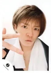 【中古】生写真(ジャニーズ) Mr.King vs Mr.Prince/岸優太/バストアップ・衣装黒・首にタオル白・右手指3本立て/公式生写真