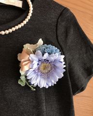 ガーベラとマムのcorsage