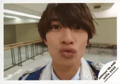 【中古】生写真(ジャニーズ) 美 少年/浮所飛貴/横型・顔アップ・衣装白・青・両手下・口すぼめ/Johnnys’ ISLAND セルフィー 2020/公式生写真